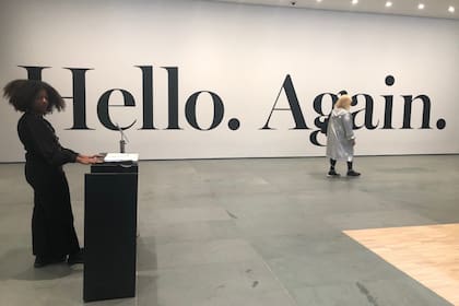 La bienvenida al público en el lobby