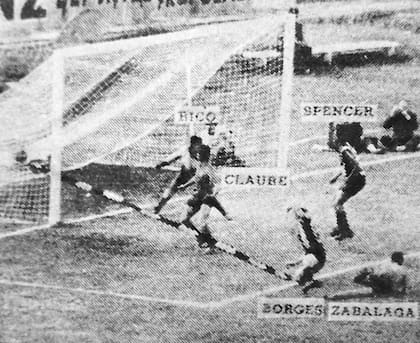 Fotografía de la época que describe el primer gol de la Copa, convertido por Carlos Borges, wing izquierdo de Peñarol a los 13 minutos el partido contra Wilstermann. Cubilla había rematado al travesaño, Borges tomó el rebote y remató, dando la pelota en el zaguero Rocabado; la volvió a tomar Borges