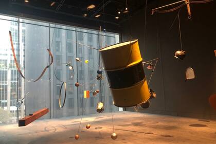 Instalación sonora de David Tudor en la nueva sala dedicada a performance