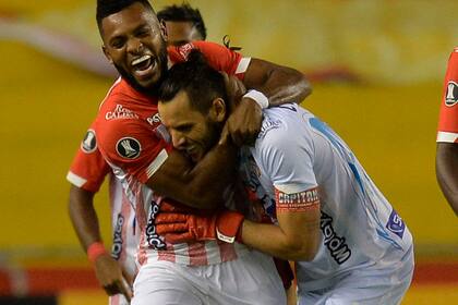 Los jugadores de Junior felicitan a su arquero, Sebastián Viera