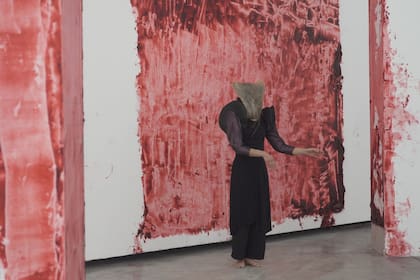 El domingo, Fundación Proa presentará Galope!, una propuesta videoperformática de Andrea Servera y Mariana Pujol
