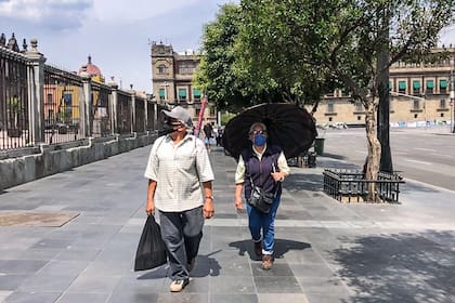 El sol pega fuerte en El Zócalo.