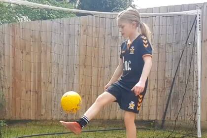 La niña futbolista que lleva acumulados 20.000 jueguitos y muchos futbolistas aficionados y profesionales la están ayudando enviándole por las redes la cantidad que hacen en sus casas.