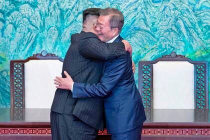 Los mandatarios sellaron un acuerdo con un emotivo abrazo