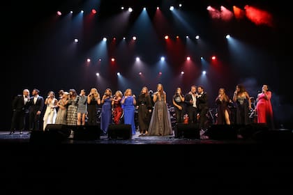 Y llegó el final... Todos los artistas cantaron juntos la canción "Corazón Partío"