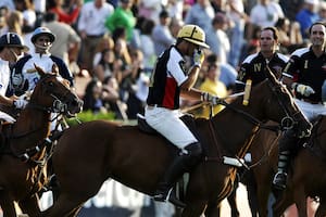 Y no puede más de la emoción Milo Fernández Araujo: la "vuelta olímpica" propuesta por sus rivales, resistida por él, lo quiebra en Palermo 2006, al final de su último partido en la cancha 1 por el Argentino Abierto; lo escoltan, felices, Lucas Monteverde, Adolfo Cambiaso y Eduardo y Alberto (h.) Heguy.