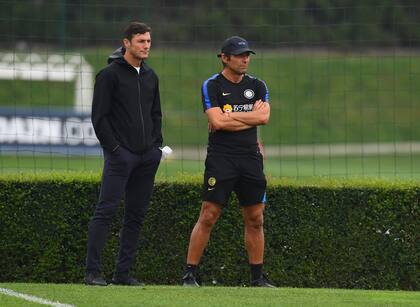 ...Y un día en el campo: "Sus méritos van incluso más allá de ganar el título después de una década y cortar la racha de la Juve. Él ha sido responsable también de valorizar a los jugadores, de reposicionar al club", cuenta Zanetti sobre Antonio Conte