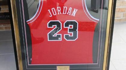 ... y una camiseta de baloncesto firmada por Michael Jordan formaban parte de la colección personal de Moore