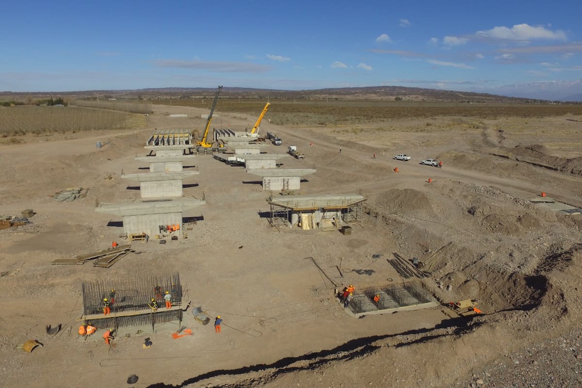 Ya arrancó el montaje de vigas y la colocación de placas de hormigón del viaducto que funcionará sobre una de las principales fuentes de agua de deshielo del país.