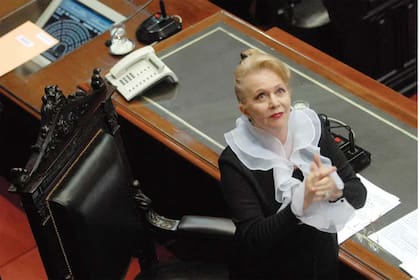 Ya como diputada, el 3 de diciembre de 2009, les tomó el juramento a los nuevos legisladores.