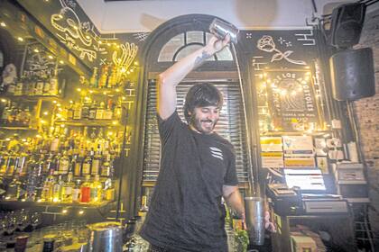 Ya consolidadas, combinan el espíritu porteño con aires cosmopolitas; el protagonismo de los bartenders asociado a una arquitectura de avanzada convierte a los bares argentinos en sitios de visita obligada para el turismo internacional