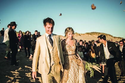 Ya convertidos en marido y mujer, la designer, que suele pasar tres meses del año por trabajo en Uruguay, y el 6 goles parten hacia su fiesta en La Susana. “Fue un fin de semana increíble”, resume ella.