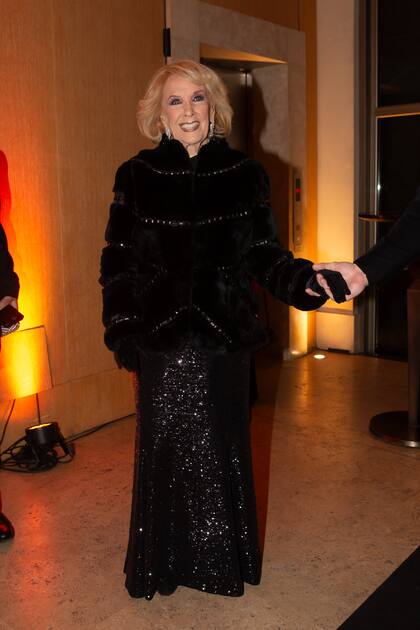 Ya de vuelta en la televisión, Mirtha Legrand estaba espléndida con un vestido con brillos de Iara.
