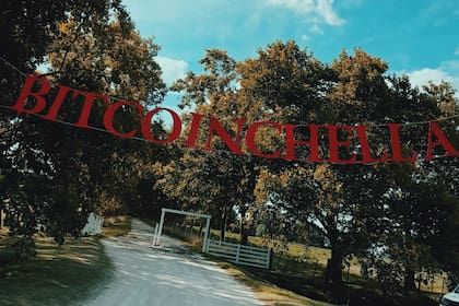 Ya desde la tranquera se anunciaba la Bitcoinchella, con un pasacalle.