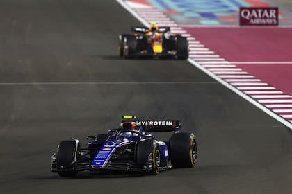 Ya en plena carrera, Colapinto tomó ventaja contra Pérez en las primeras vueltas, pero el mexicano no se alejó demasiado; según declaró después, Checo quería tener lo más libre posible la pista.