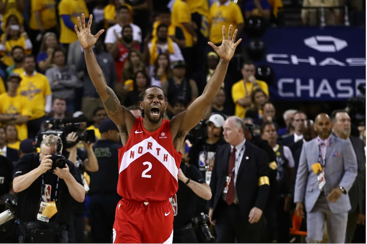 Ya es bicampeón: sonó la bocina y Kawhi Leonard, la figura de Toronto Raptors, libera su euforia.