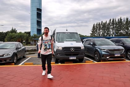 Ya es furor: la remera con la que Lionel Messi llegó a Ezeiza