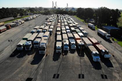 Ya es intenso el movimiento en las playas de camiones en las terminales portuarias, como en Puerto San Martín