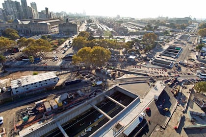 La vista del Paseo del Bajo a la altura de Retiro