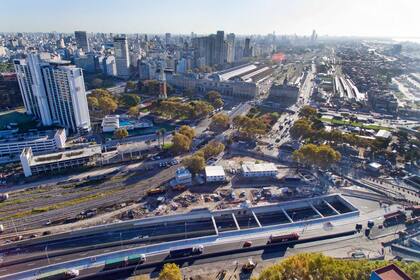 La vista del Paseo del Bajo a la altura de Retiro