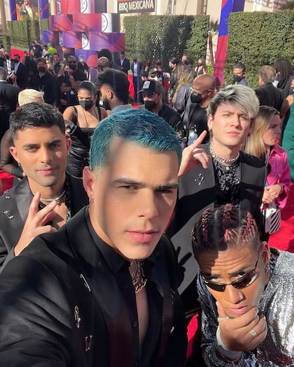 "Ya estamos en la alfombra roja listos para los @latinamas", publicó la agrupación en su cuenta de Instagram.
