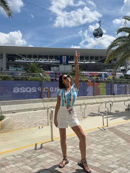 "Ya estamos", expresó la modelo y conductora antes del debut de la selección comandada por Lionel Scaloni contra Argelia, que será el martes en el Arrowhead Stadium de Kansas City a partir de las 22