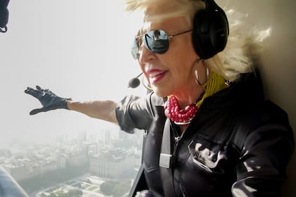 “Ya estoy por llegar. Abrí tu alma y enfocá tu celular al cielo”, decía Minujín desde las alturas
