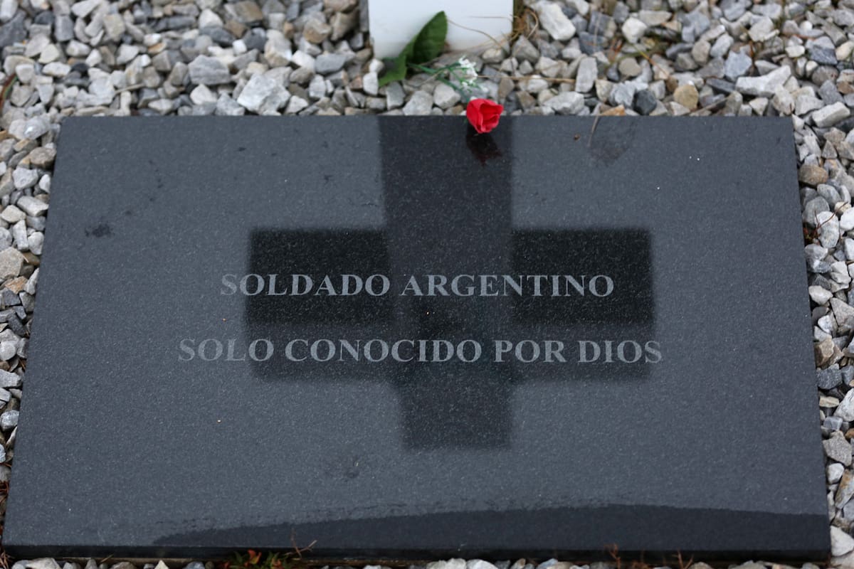 Ya fueron identificados 76 de los 121 soldados argentinos enterrados como NN en Darwin y pronto tendrán allí su placa; sus historias y el calvario de sus familiares