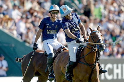 "Ya juega bastante mejor que yo", comentó el padre sobre el chico tras la final ganada por La Dolfina contra La Natividad en el Campo Argentino de Polo; la Asociación de Polo no estuvo de acuerdo: subió a 10 a Poroto pero mantuvo en ese rango a Adolfito.