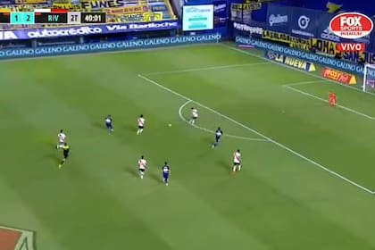 Ya partió el pase de Tevez tras la diagonal de Villa; será el 2-2 de Boca ante River