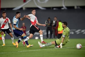 Ya partió el toque decisivo de Palavecino; Gabriel Arias no pudo impedir la apertura del marcador en el Monumental