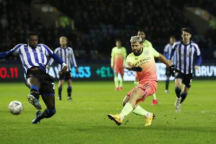 Ya partió el zurdazo de Agüero para el primer gol de los Citizens