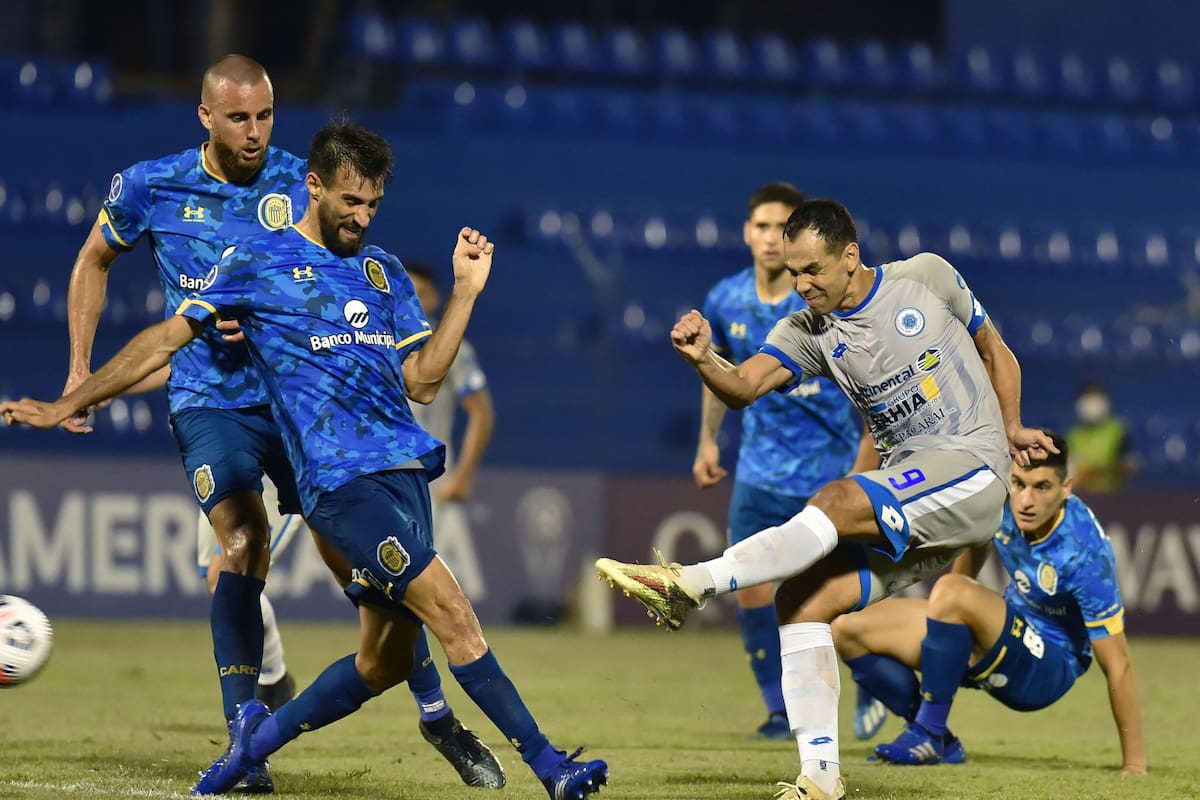 Ya partió el zurdazo de Velázquez; será el 1-0 para 12 de Octubre frente a Rosario Central