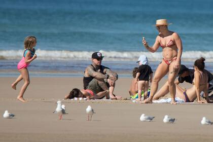 Ya recuperada de sus problemas de salud, Pink descansa en las playas australianas con su familia, en pleno tour con su disco Beautiful Trauma