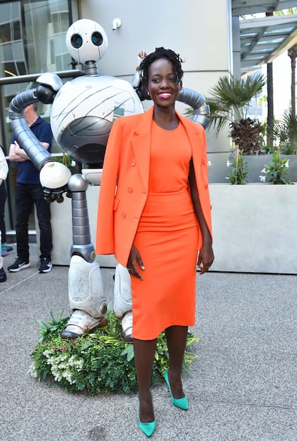 Ya recuperada, Lupita Nyong’o posó junto al robot de su nueva película en las afueras de la Comic-Con. La actriz, que le puso voz a este personaje en The Wild Robot, reveló que debió estar en reposo durante tres meses debido al pólipo que desarrolló en sus cuerdas vocales durante las grabaciones
