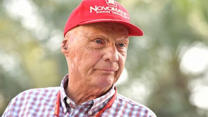 Ya retirado, Lauda tuvo un rol destacado como asesor de Mercedes; en el rostro, las secuelas del accidente