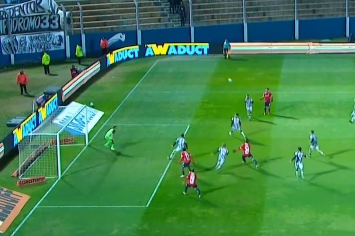 Ya salió el centro/asistencia de Loyola para el cabezazo de Angulo que será el 2-1 en el final: los dos laterales al ataque, un recurso recurrente en el Independiente de Vaccari