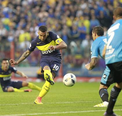 Ya salió el derechazo goleador de Tevez; desde el piso lo mira Centurión