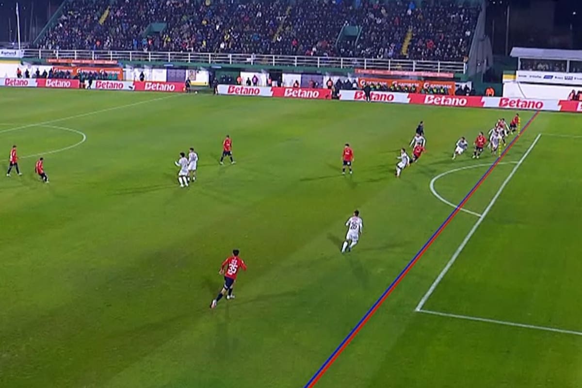 Ya salió el pase para Ávalos, en el fondo de la imagen; el VAR decretó fuera de juego del delantero del Rojo