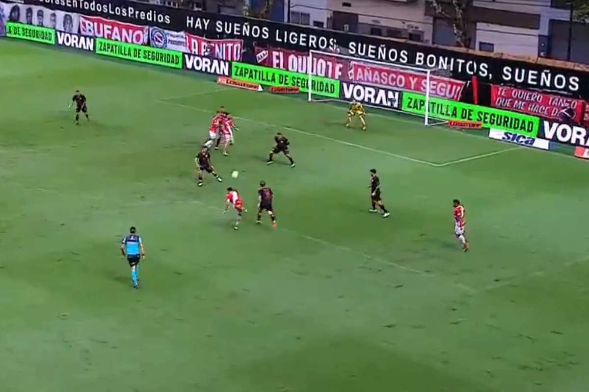 Ya salió el zurdazo de Alan Rodríguez que se meterá en el ángulo superior derecho de Roffo; Argentinos le ganó muy bien a Instituto, con fútbol de alto vuelo