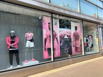 Ya se exhiben las camisetas de Messi
