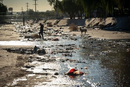 Ya se han retirado de los canales mendocinos más de 1.600 toneladas de residuos domiciliarios y orgánicos de todo tipo