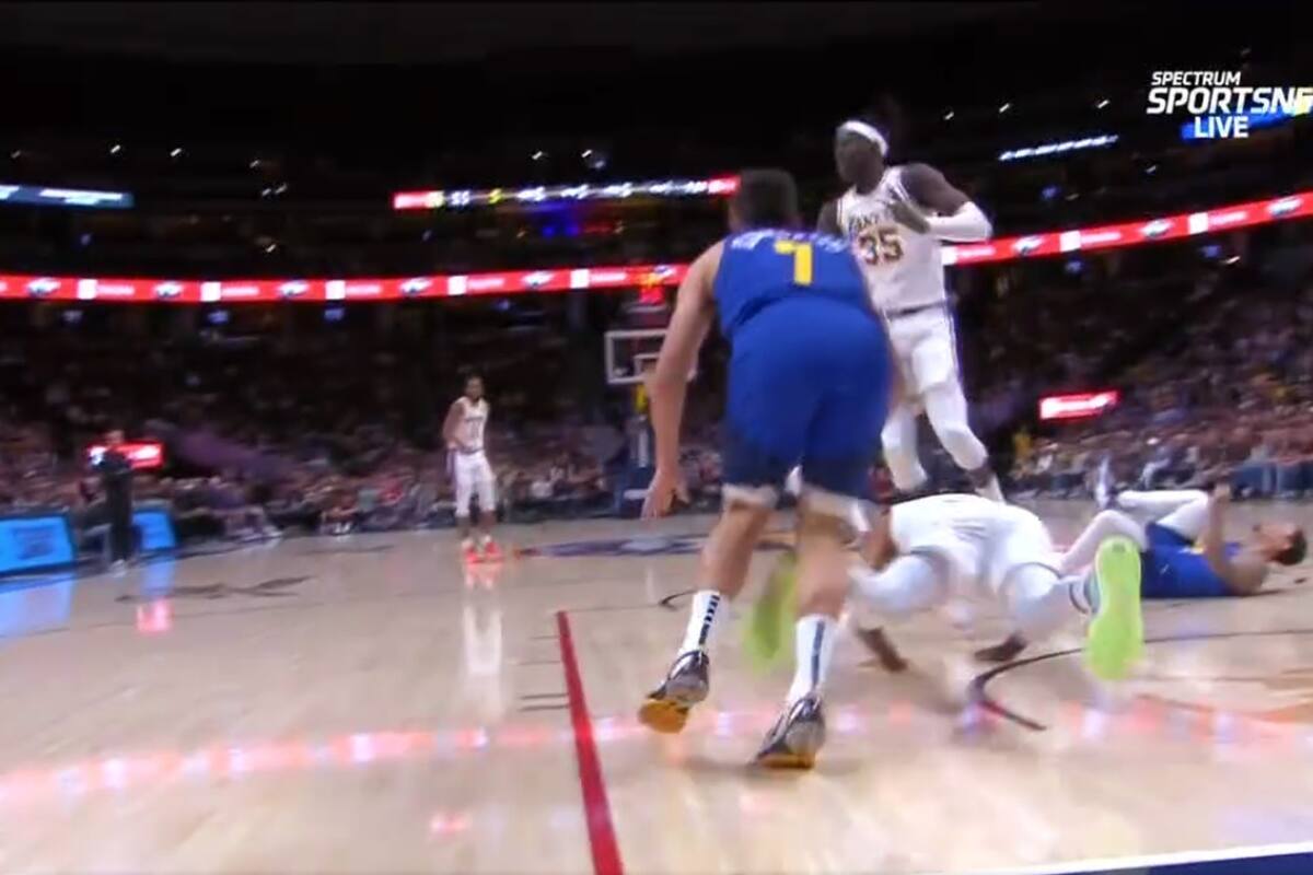 Ya se produjo la infracción de Campazzo sobre Wayne Ellington, que determinó la salida del argentino