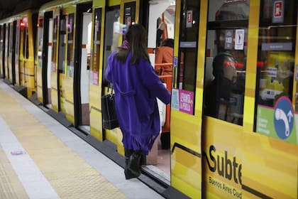 Ya se puede pagar el subte con SUBE, tarjeta de crédito o débito, o con el celular