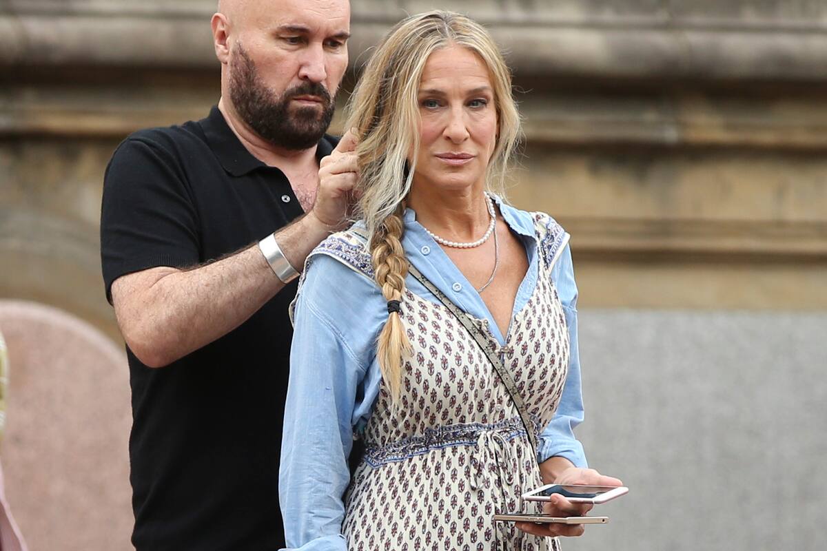 Ya se rueda en las calles de Nueva York And Just Like That..., la continuación de Sex & The City y es muy probable cruzarse con Sarah Jessica Parker en pleno Central Park
Sarah Jessica Parker gets primped by hair stylist Serge Normant on the set off 'And Just Like That' by Bethesda Fountain in Central Park in New York City
Pictured: Sarah Jessica Parker,Serge Normant
090821