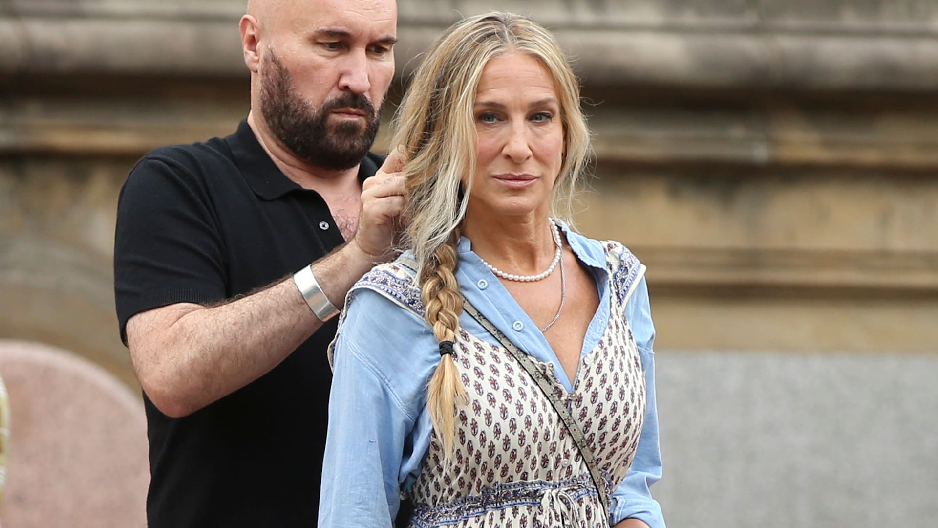 Ya se rueda en las calles de Nueva York And Just Like That..., la continuación de Sex & The City y es muy probable cruzarse con Sarah Jessica Parker en pleno Central Park
Sarah Jessica Parker gets primped by hair stylist Serge Normant on the set off 'And Just Like That' by Bethesda Fountain in Central Park in New York City
Pictured: Sarah Jessica Parker,Serge Normant
090821