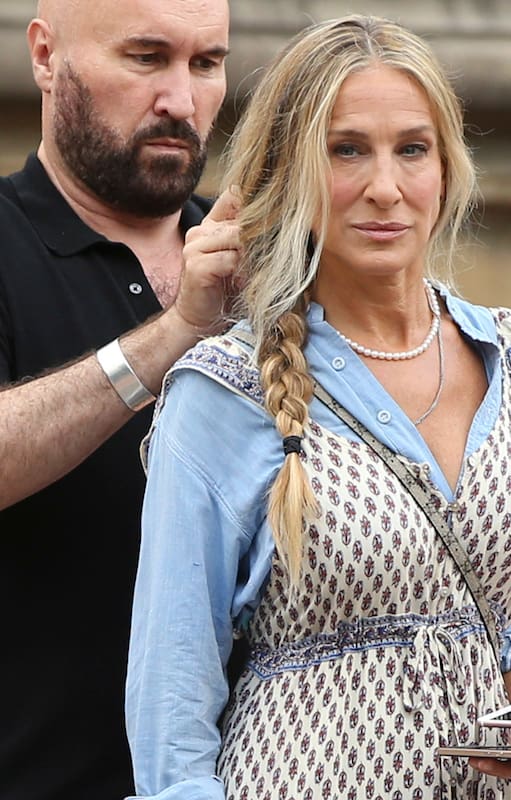 Ya se rueda en las calles de Nueva York And Just Like That..., la continuación de Sex & The City y es muy probable cruzarse con Sarah Jessica Parker en pleno Central Park
Sarah Jessica Parker gets primped by hair stylist Serge Normant on the set off 'And Just Like That' by Bethesda Fountain in Central Park in New York City
Pictured: Sarah Jessica Parker,Serge Normant
090821