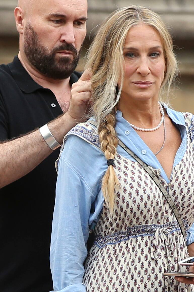 Ya se rueda en las calles de Nueva York And Just Like That..., la continuación de Sex & The City y es muy probable cruzarse con Sarah Jessica Parker en pleno Central Park
Sarah Jessica Parker gets primped by hair stylist Serge Normant on the set off 'And Just Like That' by Bethesda Fountain in Central Park in New York City
Pictured: Sarah Jessica Parker,Serge Normant
090821