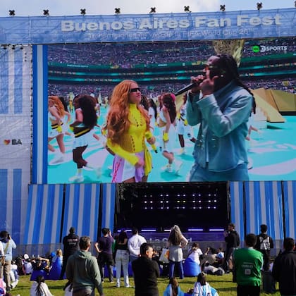 "Ya se siente la emoción de esta gran fiesta del fútbol", compartieron en las redes sociales de la embajada de los Estados Unidos. El embajador Lamelas cruzó la calle que separa al Fan Fest de su residencia, el Palacio Bosch