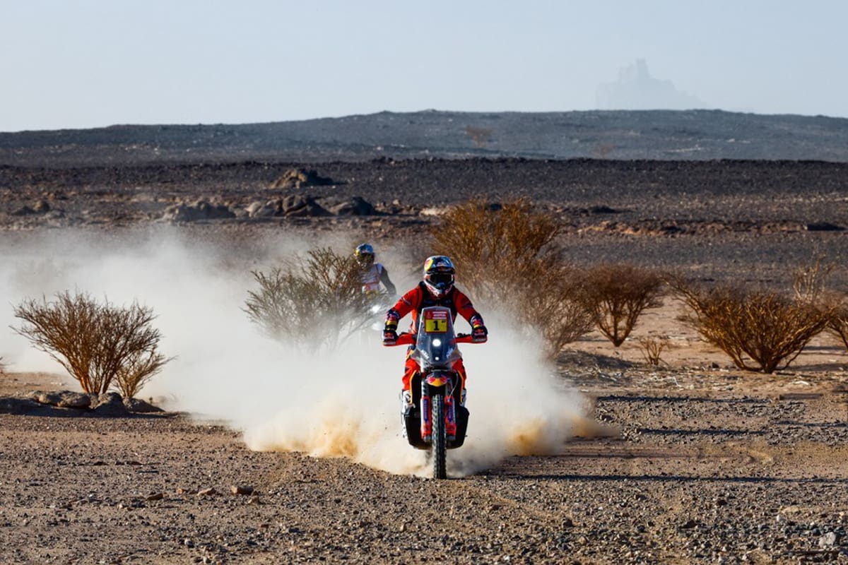 Ya sin riesgos, porque no está en condiciones reglamentarias de ser el vencedor final, Kevin Benavides aceleró sin moderación su KTM y obtuvo la etapa del jueves, penúltima del Dakar.